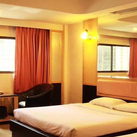 Pradipat Hotel Bangkok Kültér fotó